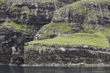 Vestmanna bölgesindeki Faroe adaları kayalıkları. Streimoy Adası