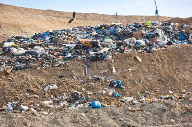 Açık hava çöplüğü. Plastik kirliliği. Çöpleri geri dönüştürüyorum. Tüketim