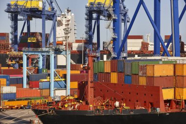 Bir gemide konteynırlar. Küresel pazar Kargo sevkiyatı. Uluslararası ekonomi