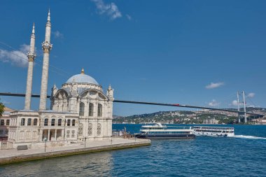 Boğaz 'da tarihi Buyuk mecidiye cami. İstanbul, Türkiye