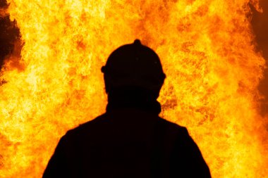 İtfaiyeciler yangını söndürüyor. Kaza ve felaket. Koruma