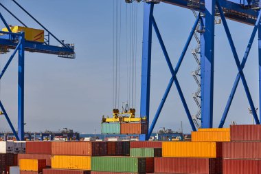 Turnalar ve konteynırlar. Küresel pazar Kargo sevkiyatı. Uluslararası ekonomi