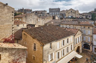 Aziz Emilion 'un geleneksel taş işleme köyü. Aquitaine, Fransa