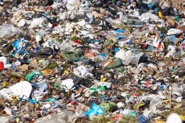 Açık hava çöplüğü. Plastik kirliliği. Çöpleri geri dönüştürüyorum. Tüketim