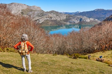 Riano 'daki resim gibi bir rezervuar ve dağ manzarası. Yürüyüşçüler. İspanya