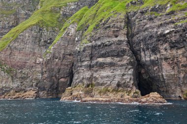 Vestmanna bölgesinde Faroe adaları deniz kayalıkları. Streimoy adası, Danimarka