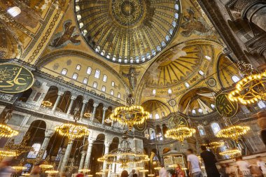 Aziz Sophia Camii 'nin iç kubbesi ve lambaları. İstanbul dönüm noktası, Türkiye