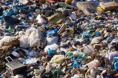 Açık hava çöplüğü. Plastik kirliliği. Çöpleri geri dönüştürüyorum. Tüketim