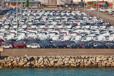 Otoparkta nakledilmeye hazır yeni araçlar var. Motor endüstrisi