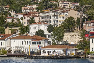 Boğaz Boğazı 'ndaki geleneksel ahşap rıhtım evleri. İstanbul. Türkiye