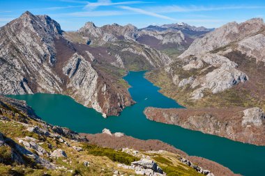 Riano 'daki resim gibi bir rezervuar ve dağ manzarası. İspanya
