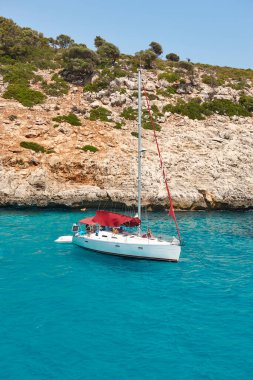 Mallorca 'da turkuaz sular. Pilota Koyu. Akdeniz kıyı şeridi. İspanya