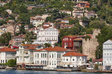 Boğaz Boğazı 'ndaki geleneksel ahşap rıhtım evleri. İstanbul. Türkiye