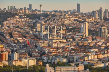 Ankara gün batımında ufuk çizgisi. Türk başkenti manzarası. Türkiye dönüm noktası