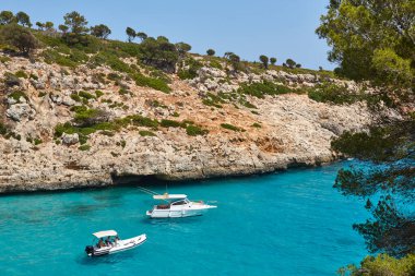 Mallorca 'da turkuaz sular. Pilota Koyu. Akdeniz kıyı şeridi. İspanya