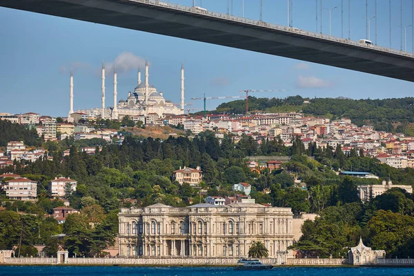 Beylerbeyi Palace Camlica Mosque Bosphorus Bridge Istanbul Skyline Turkey — Stock Photo, Image