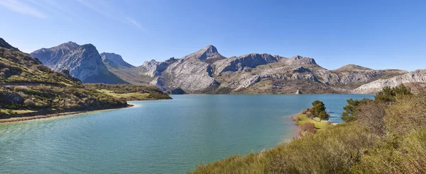 Panorama Pittoreska Reservoar Och Bergslandskap Riano Spanien — Stockfoto