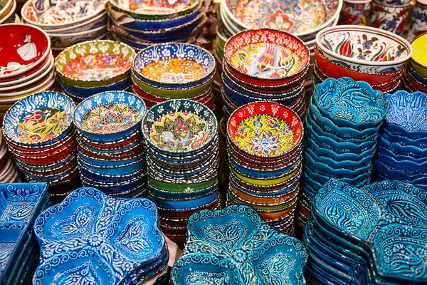 İstanbul büyük pazarında el yapımı seramik tabaklar. Türkiye