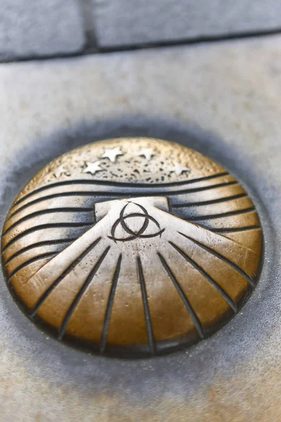 波尔多标志 金属金徽章 新月形月亮 — 图库照片