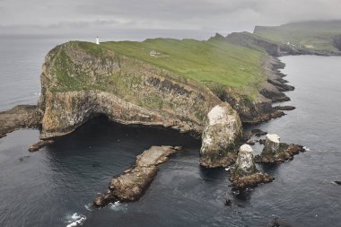 Helikopterden Faroe adalarındaki deniz fenerleri ve uçurumlar. Danimarka