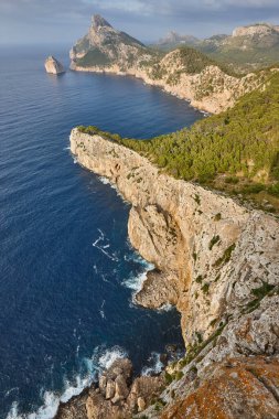 Mallorca adalarında eski pelerin. Tramuntana kıyı şeridi dikey görüntüsü. İspanya