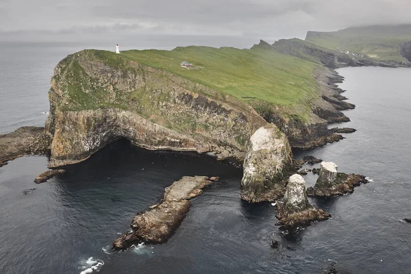 Μυκήνες Φάρος Και Βράχια Στα Νησιά Φερόε Από Ελικόπτερο Δανία — Φωτογραφία Αρχείου