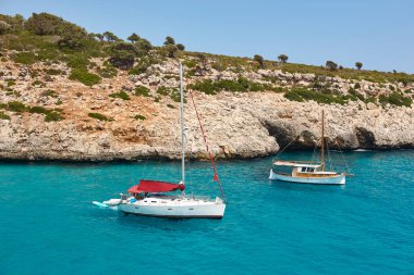 Mallorca 'da turkuaz sular. Pilota Koyu. Akdeniz kıyı şeridi. İspanya