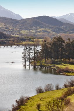 Riano 'daki resim gibi bir rezervuar ve dağ manzarası. İspanya