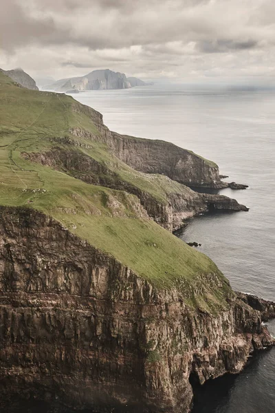 法罗群岛戏剧化的海岸线从直升机观看 Vagar地区 — 图库照片
