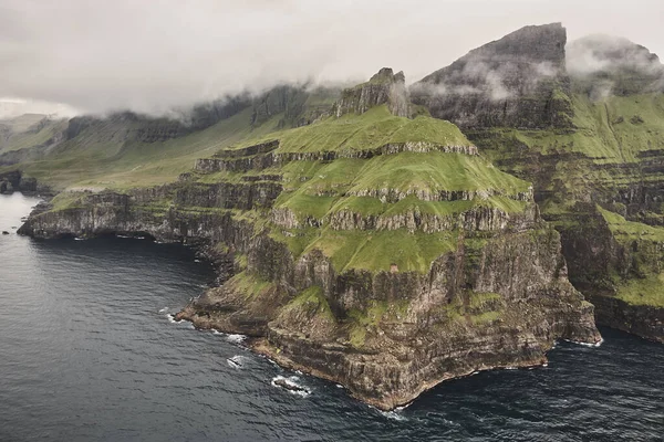 戏剧性的海岸线和悬崖法罗群岛多云天 直升机 — 图库照片