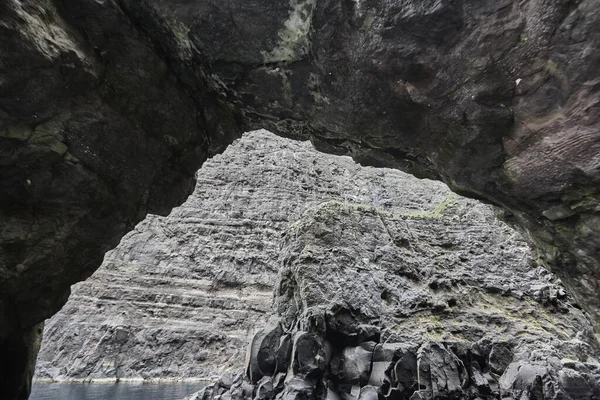 フェロー諸島の海岸線にある崖や洞窟 ベストマンナストリーミー — ストック写真