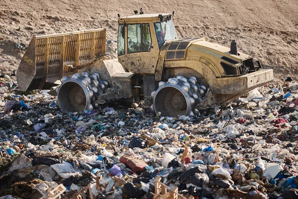 Heavy Machinery Shredding Garbage Open Air Landfill Waste — ストック写真