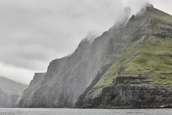 Schilderachtige Groene Kliffen Atlantische Oceaan Faeröer Eilanden — Stockfoto
