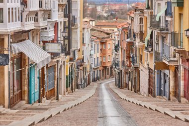 Zamora şehir merkezinde renkli cepheli Picturesque Caddesi. Balborraz