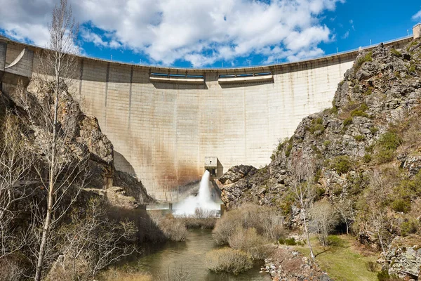 Плотина Осушает Воду Риано Гидравлическая Мощность Кастилья Леон Испания — стоковое фото