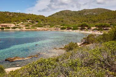 Cabrera adası kıyı şeridindeki turkuaz sular. Balear adaları. İspanya