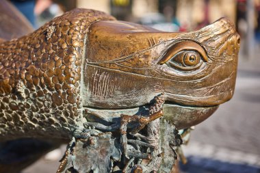 Kaplumbağa bronz heykeli, Aquitaine kapısının yanında. Bordeaux şehir merkezi. Fransa