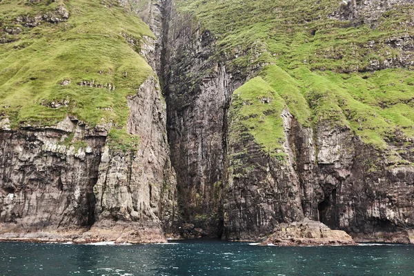 ヴェストマンナ地域のフェロー諸島の海の崖 ストライモイ島 デンマーク — ストック写真