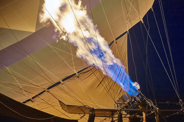 夜間に炎を持つ熱気球ヒーター 輸送レクリエーション — ストック写真