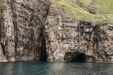 Vestmanna bölgesinde Faroe adaları uçurumlar ve mağaralar. Streimoy adası