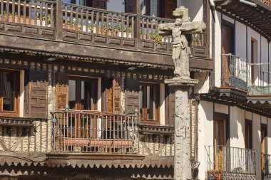 La Alberca geleneksel ortaçağ köyü. Taş haç. Salamanca, İspanya
