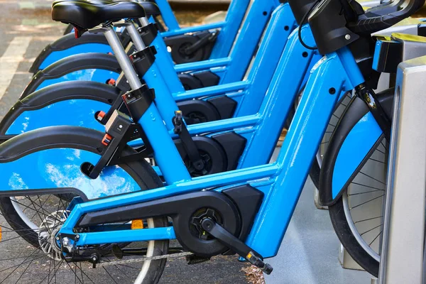 Carga Bicicletas Urbanas Batería Eléctrica Ciudad Transporte Ecológico —  Fotos de Stock