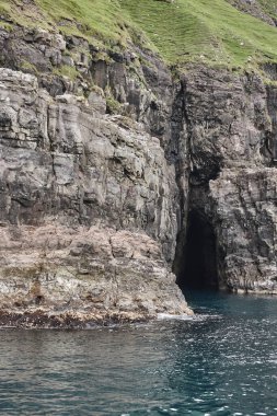 Vestmanna bölgesinde Faroe adaları uçurumlar ve mağaralar. Streimoy adası