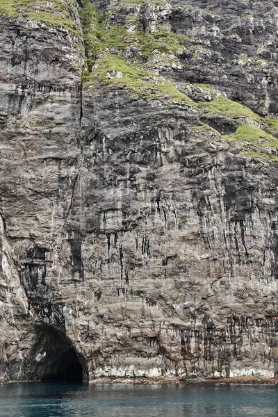 法罗群岛悬崖和洞穴在韦斯特曼纳地区 斯特雷莫伊岛 — 图库照片