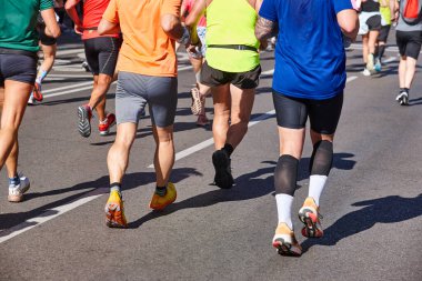 Sokaktaki koşucular. Sağlıklı bir yaşam tarzı. Hareket egzersizi. Atletizm