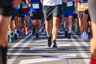 Sokaktaki koşucular. Sağlıklı bir yaşam tarzı. Hareket egzersizi. Atletizm