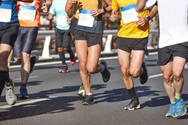Sokaktaki koşucular. Sağlıklı bir yaşam tarzı. Hareket egzersizi. Atletizm