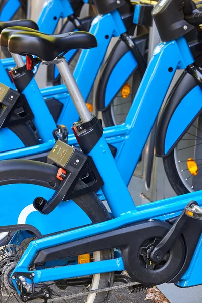 Carga Bicicletas Urbanas Batería Eléctrica Ciudad Transporte Ecológico —  Fotos de Stock