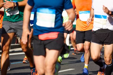 Sokaktaki koşucular. Sağlıklı bir yaşam tarzı. Hareket egzersizi. Atletizm