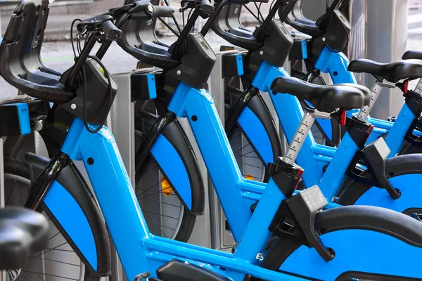 Χρέωση Αστικών Μπαταρία Ηλεκτρικά Ποδήλατα Στην Πόλη Οικολογικές Μεταφορές — Φωτογραφία Αρχείου